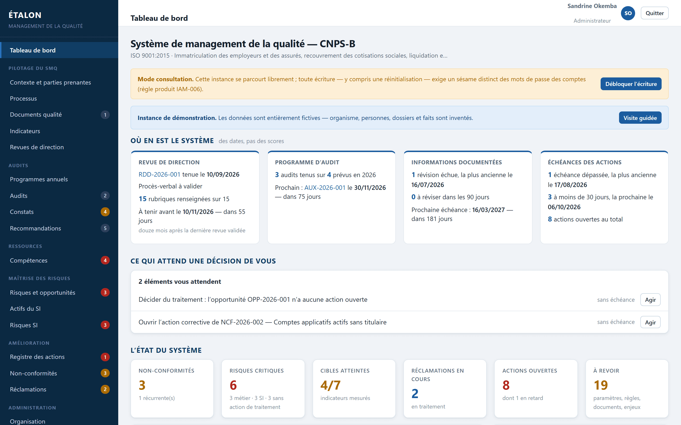 Tableau de bord en mode consultation : deux bandeaux annoncent la lecture seule et le caractère fictif des données ; en dessous, l'accueil affiche les échéances par dates, les décisions qui attendent la personne connectée, et les compteurs d'ensemble.